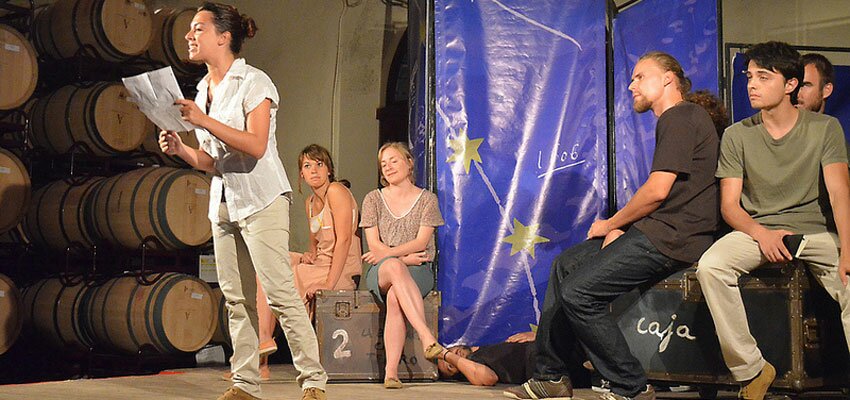 La Cooperativa La Viña de la Font de la Figuera acogió la Sesión de Teatro y Poesía Europea del Festival de Dins y ofreció una cata de sus mejores vinos