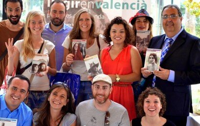 Els actors i actrius d’Escena Erasmus participen en la presentació de la campanya «Llegir en valencià, paisatges de llegenda»