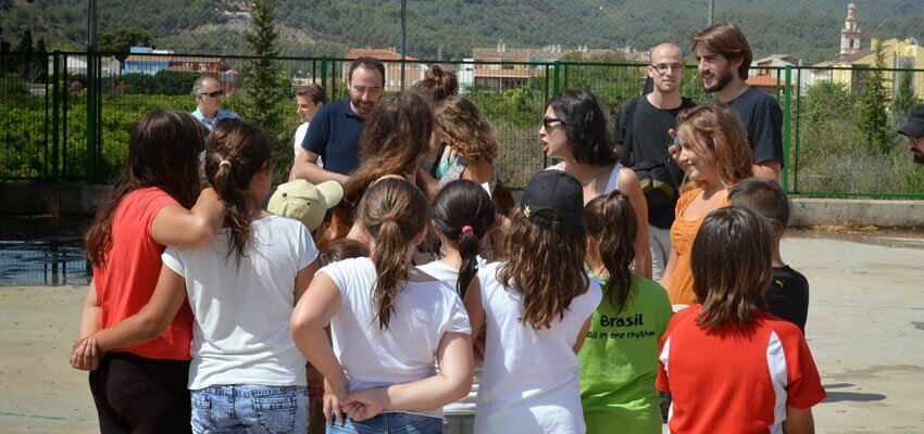 Los alumnos del CRA de Albalat dels Tarongers con parte del equipo de las Pequeñas Europas y concejales del Ayuntamiento